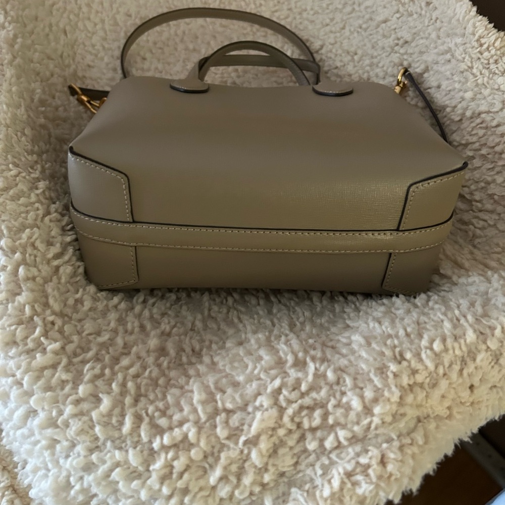 Kate Spade KC925 Bleecker Saffiano
Leather Medium Crossbody Tote Timeless - Picture 3 of 4